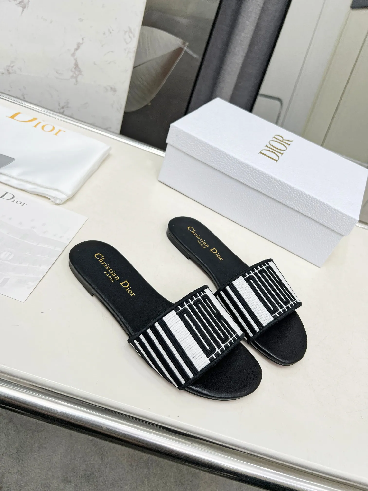 👟👟Ex-factory price 280👟👟 Genuine leather sole +30 CD•Dior women's presbyopic embroidered leather sole slippers Christian Dior has always been synonymous with magnificence and elegance, and has always been at the top of the fashion palace👍 What is particularly worth mentioning is: the embroidered ✨ pattern on the sole reproduces one of the cherished symbols of Christian Dior✅ More than a hundred colors to choose from ◽️️Upper: Selected top-quality embroidered cotton ◽️Inner lining: imported sheepskin ◽Number 35-40 (customized at 41.42.43)